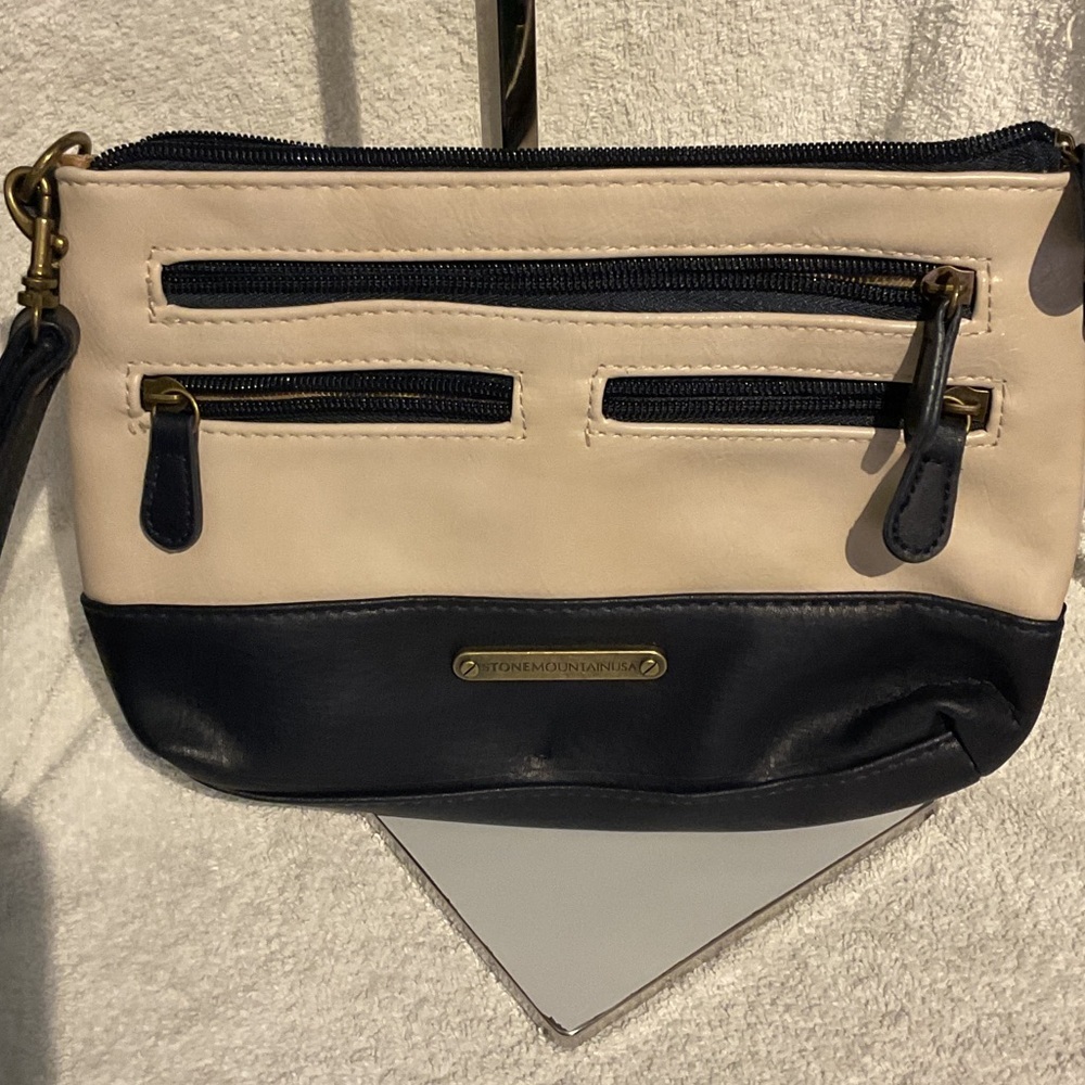 P444. Stone Mountain Accessories Navy and Cream Wristlet